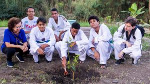 Students planting a tree in Madureira Park's urban garden (photo by @limarquesfoto)